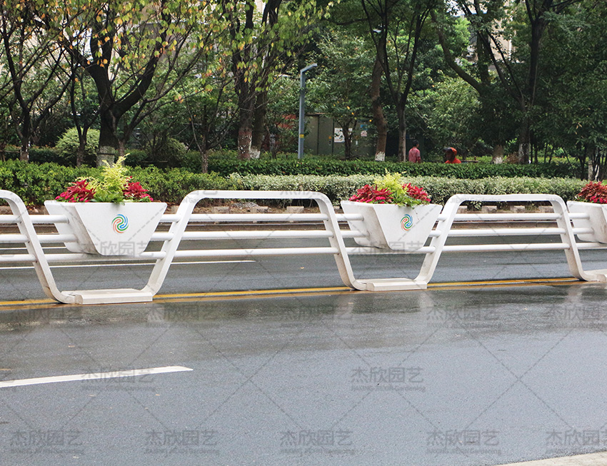 各種花箱道路護欄效果區(qū)別？